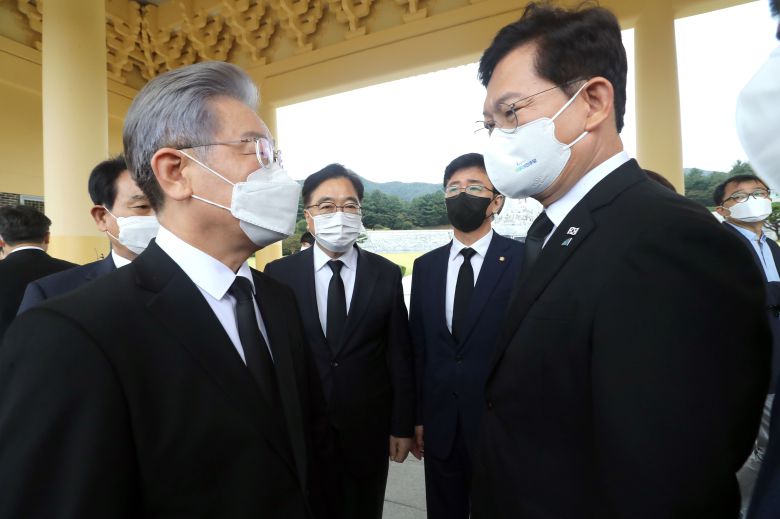 더불어민주당 이재명 대선 후보와 송영길 대표가 11일 오전 국립대전현충원에서 대화하고 있다. /연합뉴스