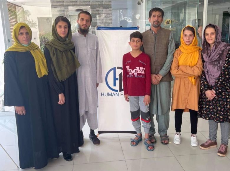 아프간전 때 미군 통역사로 바이든대통령의 구조를 도왔던  아만 할릴리(오른쪽에서 3번째)와 그의 가족들.아프간 탈출 후 가족이 함께 한 모습이다./Human First