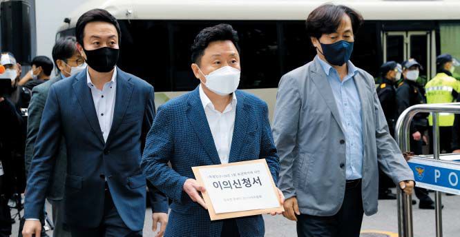 이의신청서 내는 이낙연측 - 더불어민주당 이낙연 전 대표 대선 캠프 인사들이 11일 서울 여의도 중앙당사를 찾아 당 선관위에 대선 후보 결정에 대한 이의신청서를 제출하고 있다. 왼쪽부터 이 전 대표 캠프의 서누리 대변인, 최인호 종합상황본부장, 고재경 상황실 부실장. /고운호 기자