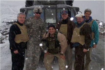 2008년 2월 20일 아프가니스탄을 방문했던 조 바이든(왼쪽에서 네 번째) 당시 상원의원의 모습. 그는 이곳에서 눈보라로 조난 당했다가 구조됐다. 바이든 구조에 참여했던 아프간 통역사는 이 사진에 없다./ 미 국무부