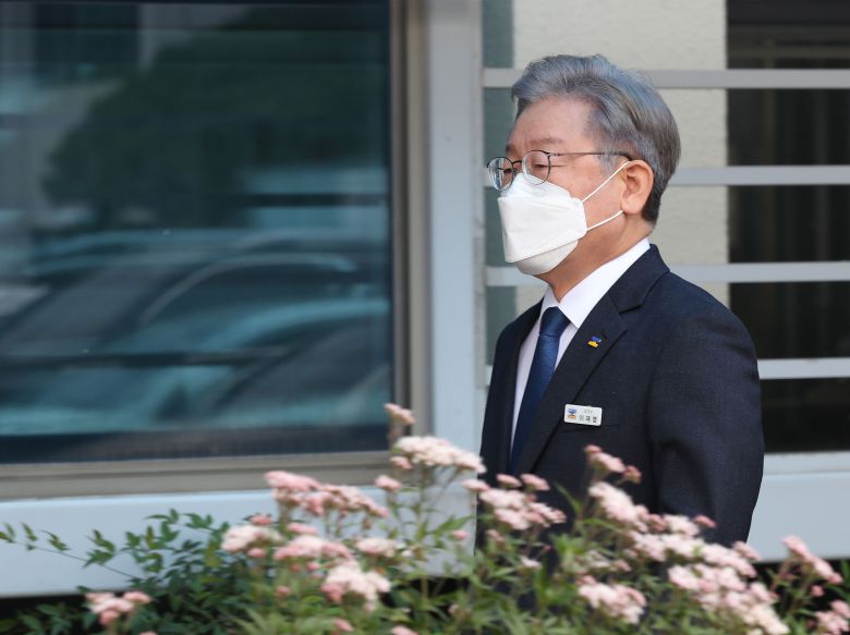 더불어민주당 제20대 대통령 후보로 선출된 이재명 경기도지사가 12일 오전 경기도 수원시 경기도의회에서 열리는 제355회 임시회 제2차 본회의에 출석하기 위해 이동하고 있다. /연합뉴스