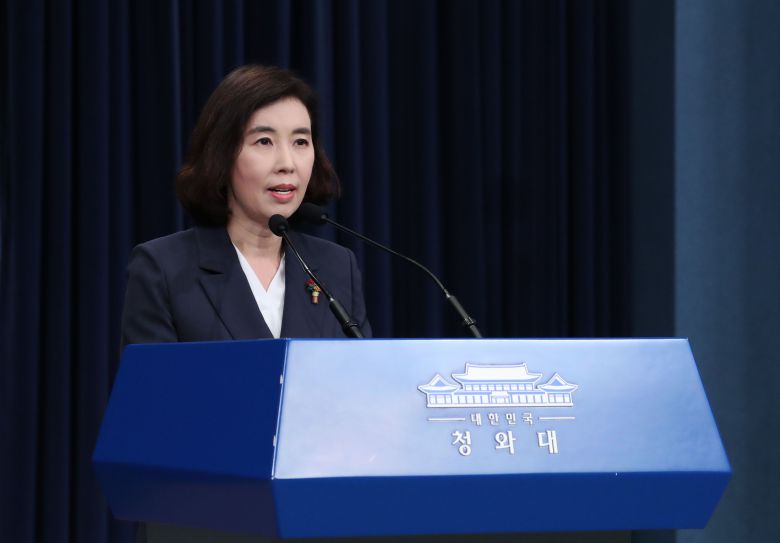 박경미 청와대 대변인이 12일 청와대 브리핑룸에서 대장동 사건 관련 문재인 대통령의 발언을 브리핑하고 있다. 문 대통령은 "대장동 사건에 대해 검찰과 경찰은 적극 협력하여, 신속하고 철저한 수사로 실체적 진실을 조속히 규명하는 데 총력을 기울여 달라"고 말했다. /연합뉴스