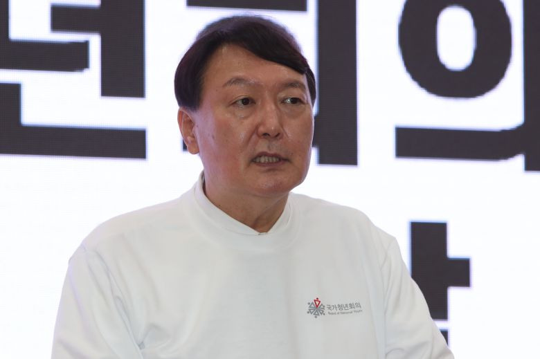 국민의힘 윤석열 대선 예비후보가 11일 오후 광주 서구 치평동 김대중컨벤션센터에서 열린 국가청년회의 창립기념식 및 호남 발대식에 참석해 축사하고 있다. /연합뉴스