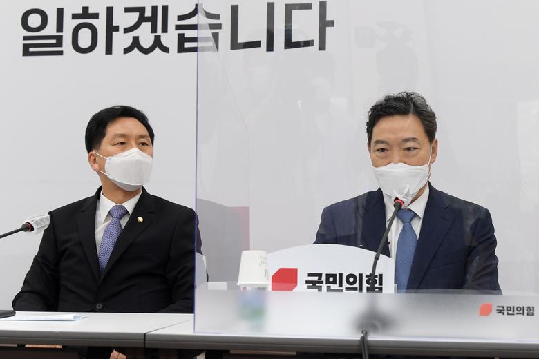 김오수(오른쪽) 검찰총장이 지난 6월 14일 국회에서 국민의힘 김기현 원내대표를 예방할 때의 모습. /국회사진기자단