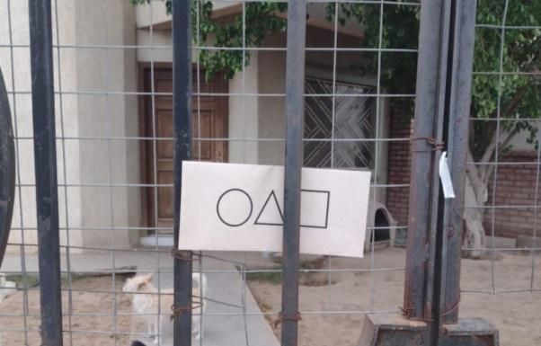 멕시코에서 '오징어 게임' 초대장을 연상시키는 수도요금 미납 고지서가 주택 대문에 꽂혀 있다./트위터