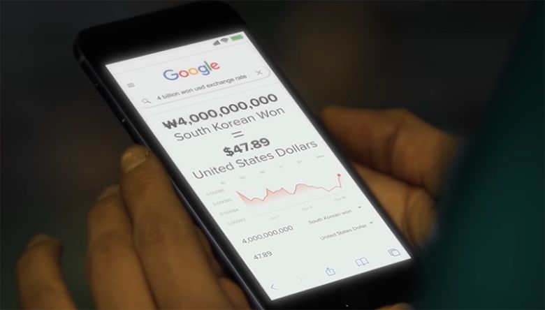 17일 SNL이 공개한 '오징어 게임' 패러디 영상을 보면, 라미 말렉이 구글에 ‘40억원’을 입력하자 미국 달러로 47.89달러(약 5만 6700원)라는 결과가 나온다. 이 부분에서 “환율이 헷갈리네”라는 가사가 흘러나온다. /Saturday Night Live 유튜브