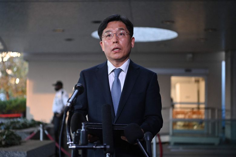 북핵 협의차 미국을 방문한 노규덕 외교부 한반도평화교섭본부장이 지난 18일(현지시각) 워싱턴DC 국무부 청사 외부에서 기자회견을 하고 있다. /연합뉴스