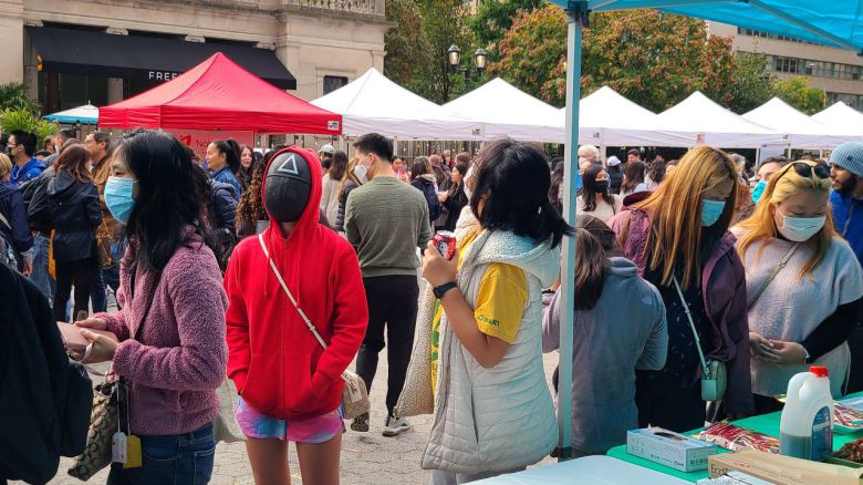 24일 뉴욕 맨해튼 '코리안 페스티벌'에서 김치 담그기 체험 부스에 줄을 선 참가자가 오징어 게임 속 게임 진행요원들의 가면을 쓰고 있는 모습. 현장에서 한인 상인들이 파는 오징어 게임 가면이나 딱지는 모두 중국산이었다. /뉴욕=정시행 특파원