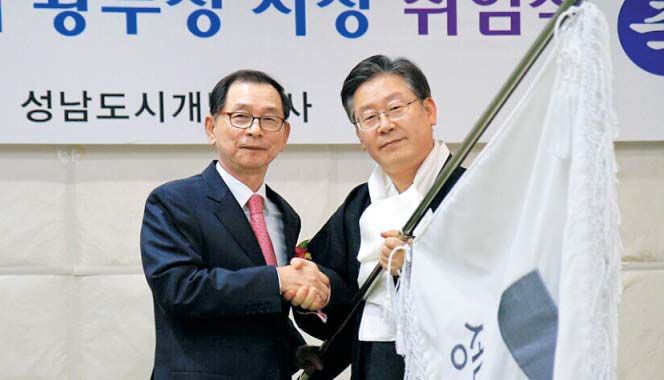 2014년 성남개발公 사장 취임때 황무성과 이재명 - 황무성(왼쪽) 성남도시개발공사 초대 사장이 2014년 1월 탄천종합운동장에서 열린 자신의 취임식에서 이재명 당시 성남시장과 악수하고 있다. /성남도시개발공사