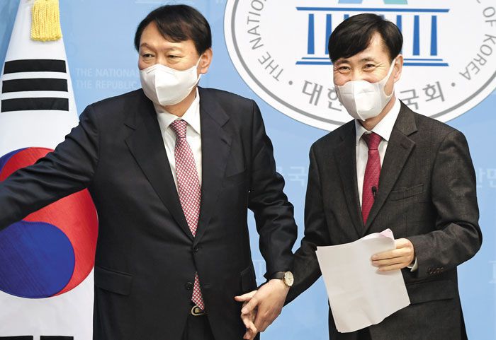 손잡은 윤석열·하태경 - 국민의힘 대선 후보 경선에 나선 윤석열(왼쪽) 전 검찰총장이 27일 서울 여의도 국회 소통관에서 캠프 공동선대위원장으로 영입한 하태경 의원과 손을 잡고 있다.  /국회사진기자단