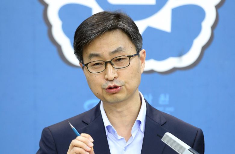 2013년 7월 당시 최재해 감사원 제1사무차장이 4대강 살리기 주요 계약 집행실태에 대한 감사결과를 발표하는 모습.  /연합뉴스