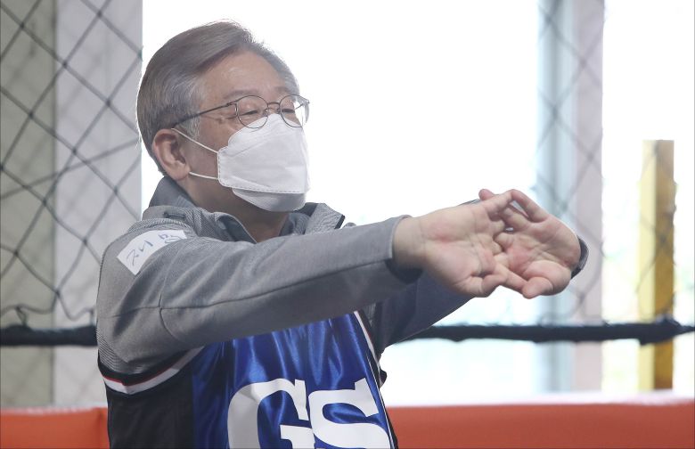 더불어민주당 이재명 대선 후보가 31일 오전 경기도 고양시 덕양구 상암 농구장에서 2030 여성들과 '넷볼'(영국에서 농구를 모방해 만들어진 여성 전용 스포츠) 경기를 체험하기 전 준비운동을 하고 있다. /국회사진기자단