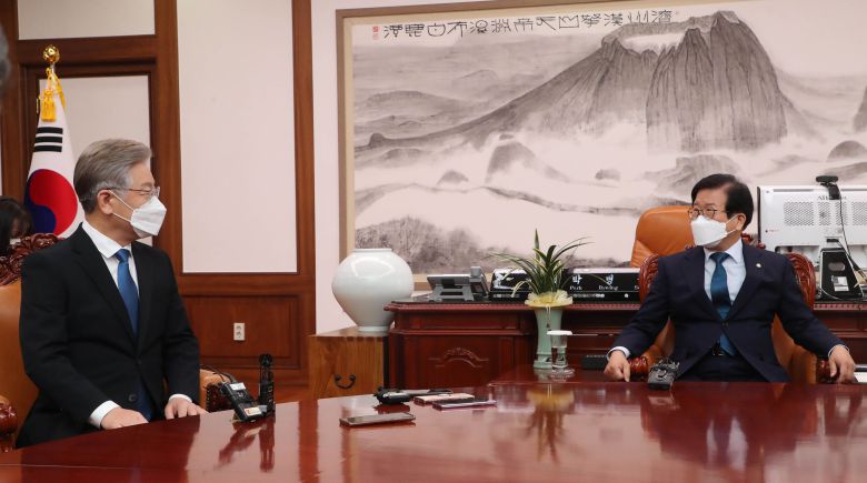 더불어민주당 이재명 대선 후보(사진 왼쪽)가 1일 박병석 국회의장을 예방했다. /국회사진기자단