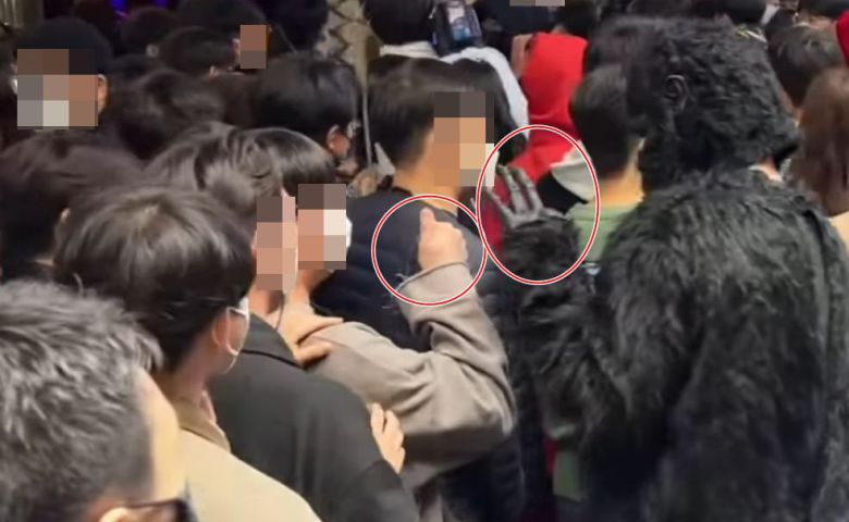 고릴라 분장을 한 남성이 바니걸 분장 여성의 신체를 몰래 촬영한 뒤 옆에 있던 남성에게 'OK' 사인을 하는 모습. /유튜브
