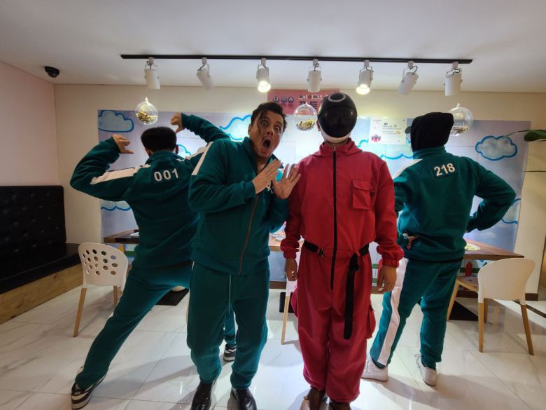 프랑스 뮤지컬 배우 로랑 방(46)이 드라마 '오징어게임' 속 추리닝을 입고 익살스러운 표정을 짓고 있다. /KBES 제공