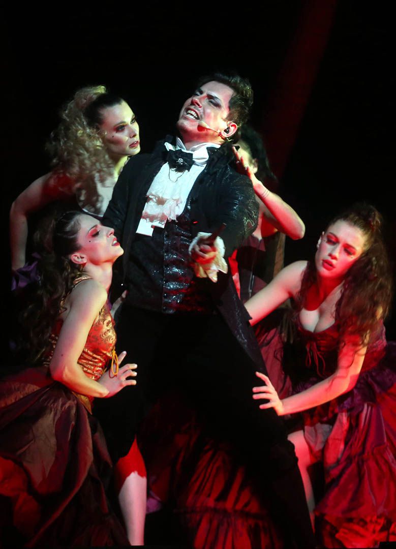 2016년 서울 세종문화회관 대극장에서 열린 뮤지컬 '아마데우스' 프레스콜에서 배우들이 하이라이트 장면을 시연하고 있는 가운데, 모차르트의 라이벌 안토니오 살리에리를 연기하는 배우 로랑 방. /연합뉴스