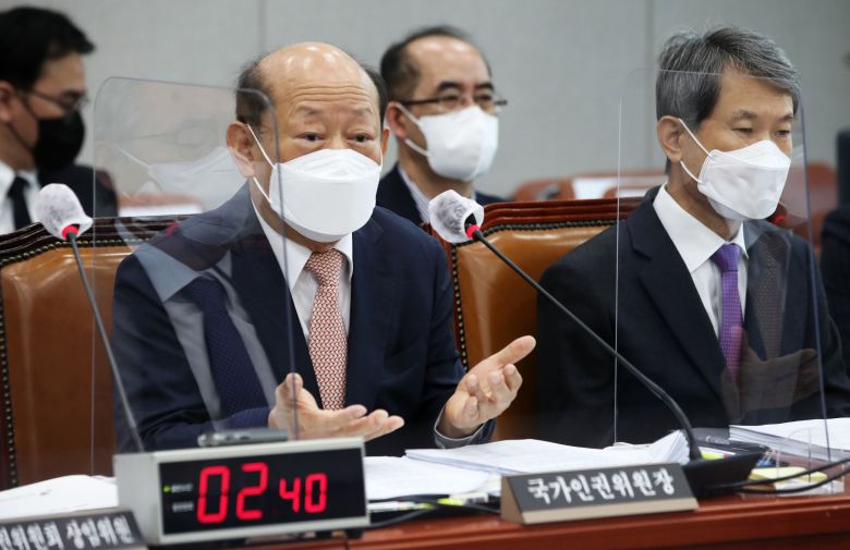 송두환 국가인권위원회 위원장이 2021년 10월 27일 국회운영위원회의 국가인권위원회에 대한 국정감사에서 의원 질의에 답하고 있다. /국회사진기자단