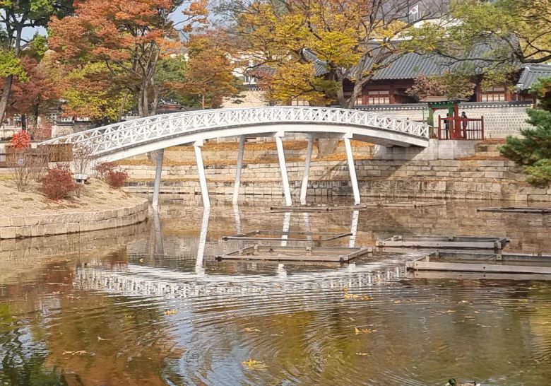 복원을 마치고 공개된 취향교. 고풍스런 향원정 정자와는 달리 철재 다리처럼 보이는 현대적 분위기의 하얀색 목조 다리다. /유석재 기자