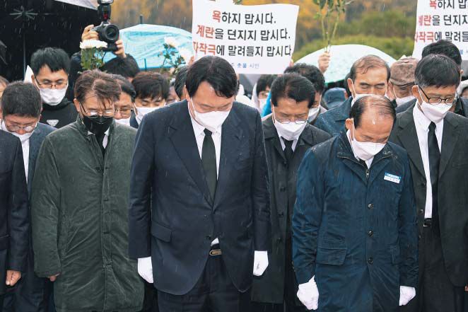 5·18묘지 추모탑 입구서 참배 - 국민의힘 윤석열 대선 후보가 10일 광주(光州) 국립 5·18민주묘지를 참배하고 있다. 윤 후보는 이날 5·18민주묘지 추모탑에 헌화하고 분향하려 했으나 반대하는 일부 시민에 가로막혀 추모탑 입구에서 참배했다. /김영근 기자