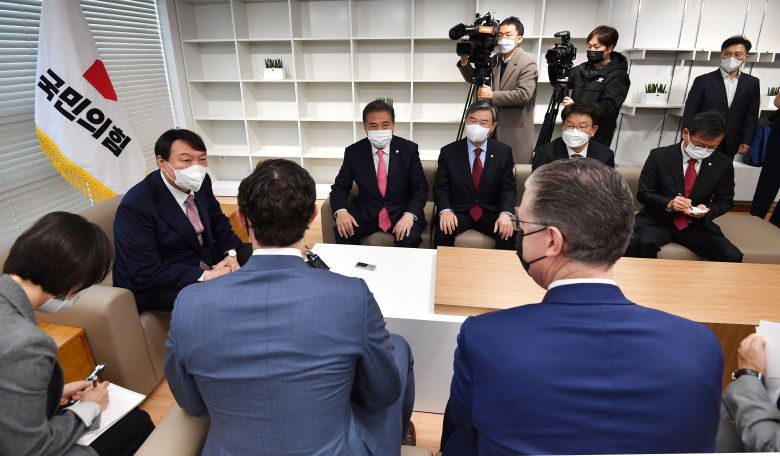 국민의힘 윤석열 대선 후보가 12일 서울 영등포구 국민의힘 당사에서 존 오소프 미 상원의원, 대니얼 크리튼브링크 미 국무부 동아시아·태평양 차관보를 접견하고 있다. /국회사진기자단 뉴시스