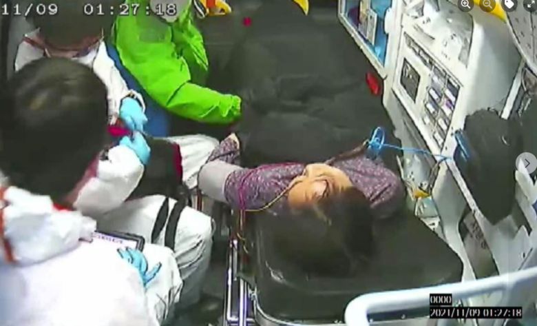 이재명 더불어민주당 후보 아내 김혜경씨의 낙상사고 당일 병원으로 이송되는 모습./이해식 의원 페이스북