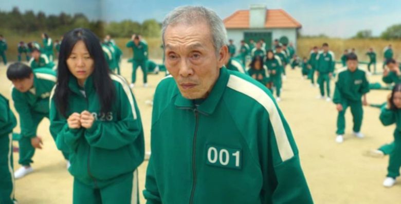 '오징어 게임' 1화에서 초록색 운동복을 입고 '무궁화 꽃이 피었습니다'에 참여한 오일남(오영수). 그는 게임의 룰을 모두 아는 상태에서 여유롭게 참여했다는 사실이 끝에 가서야 밝혀진다. /넷플릭스