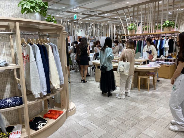 /무신사 일본 도쿄 시부야 히카리에 백화점에서 열린 '무신사'의 국내 브랜드 판매 행사. 신주쿠 이세탄 백화점에서 열린 직전 행사에서 일본의 20~30대가 몰리면서 판매한 의류가 모두 동이 나자, 다른 백화점에서도 판매 행사를 열자는 요청이 이어졌다.