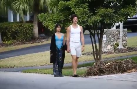 카밀라 카베요와 숀 멘데스가 다정하게 산책하는 모습이 파파라치에게 찍혔다. /트위터