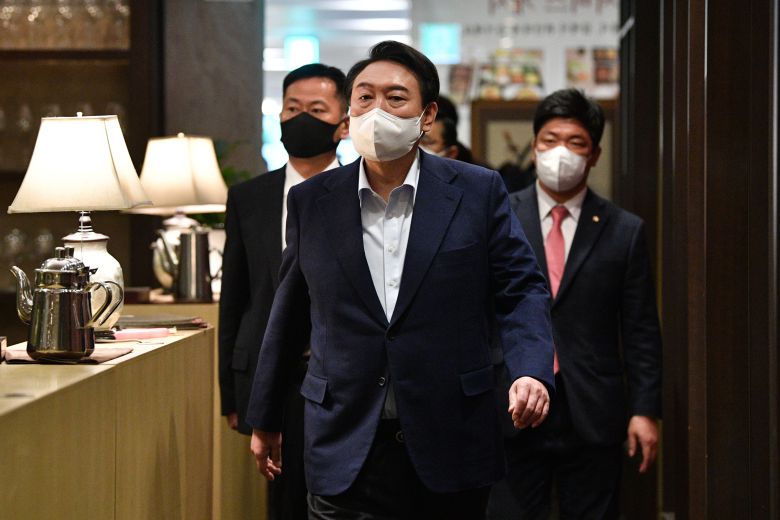 국민의힘 윤석열 대선 후보가 23일 서울 여의도의 한 식당에서 당내 경선에서 경쟁했던 후보들과 오찬을 하기 위해 이동하고 있다. /국회사진기자단