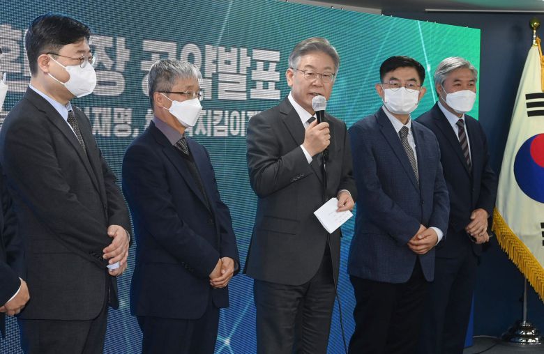 이재명 더불어민주당 대선 후보가 23일 서울 여의도 중앙당사에서 디지털 전환 성장 공약 발표를 마치고 질문에 답변하고 있다. /국회사진기자단