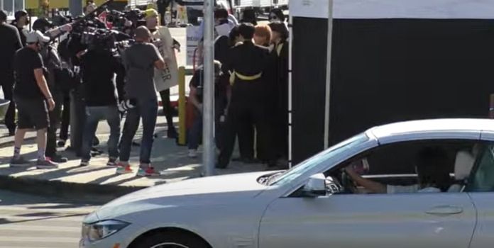 23일(현지 시각) 방탄소년단(BTS)이 미국의 유명 토크쇼 ‘더 레이트 레이트 쇼 위드 제임스 코든’(The Late Late Show with James Corden·제임스 코든쇼) 녹화를 진행하며 횡단보도에서 공연을 펼치기 직전의 상황. 신호를 기다리고 있는 뉴스 앵커 셰어 캘빈의 모습(오른쪽 차량)도 보인다. /유튜브채널 할리우드픽스