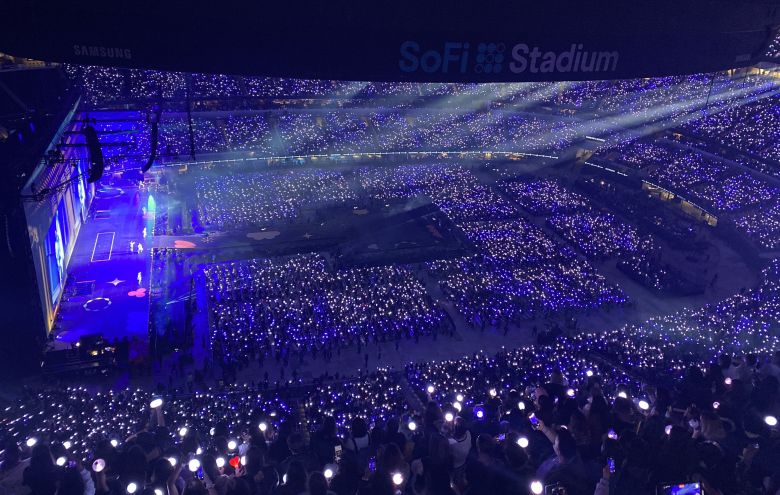 미국 로스앤젤레스(LA) 소파이 스타디움에서 2년 만에 개최된 방탄소년단(BTS)의 첫 대면 콘서트 '퍼미션 투 댄스 온 스테이지'(Permission to Dance on stage)가 열리고 있다. 이날 개막한 콘서트는 28일과 다음 달 3~4일에 이어진다.  /연합뉴스