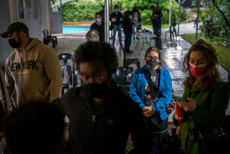 지난 27일 남아공 요하네스버그에서 시민들이 코로나 검사를 받기 위해 검사소에 줄을 서있는 모습. 세계가 남아공 등 남아프리카발 입국을 제한하고 나선 가운데, 미국에선 아직 오미크론 감염 사례가 확인되지 않았는데도 뉴욕주는 선제적으로 비상사태를 선포하기도 했다. /AP 연합뉴스