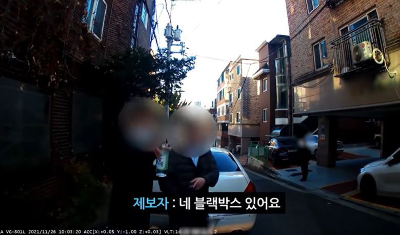 제보자가 음주운전자에게서 뺏은 소주병을 들고 있다. /한문철tv