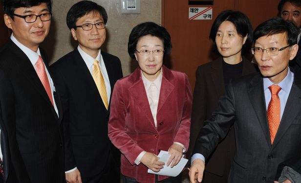 한명숙 전 국무총리가 박연차 뇌물 혐의로 2심 공판을 하루 앞둔 2012년 1월 12일 국회 기자회견장 앞에서 검찰 개혁을 촉구하는 기자회견을 마치고 나와 질문을 받고 있다. 왼쪽부터 박성수 전 부장검사, 김인회 변호사, 한명숙 전 총리, 백혜련 전 검사, 황창화 전 총리실 정무수석. /조선일보DB.