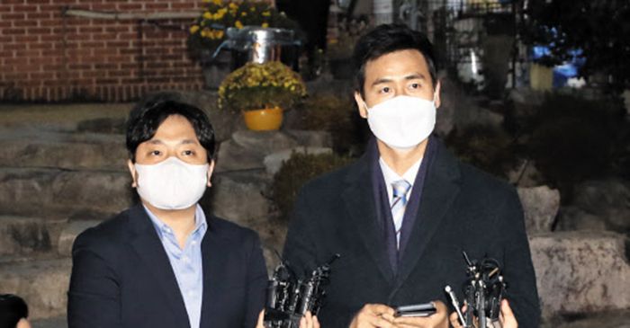 尹·李 회동 결과 발표 - 국민의힘 임승호(왼쪽) 대변인과 김기흥 선대위 수석부대변인이 윤석열 대선 후보와 이준석 대표의 회동 결과를 발표하고 있다. /연합뉴스