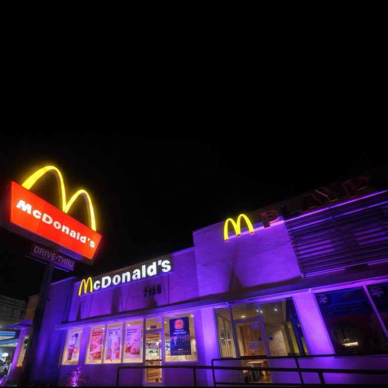 맥도날드 트위터 계정에 올라온 보랏빛 맥도날드 사진./트위터