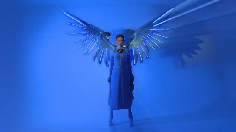 응웬 특 투이 디엔이 대회 중 입었던 '블루 엔젤'. 코로나에 맞서는 베트남 의료진을 응원하기 위해 입은 옷이다. /인스타그램