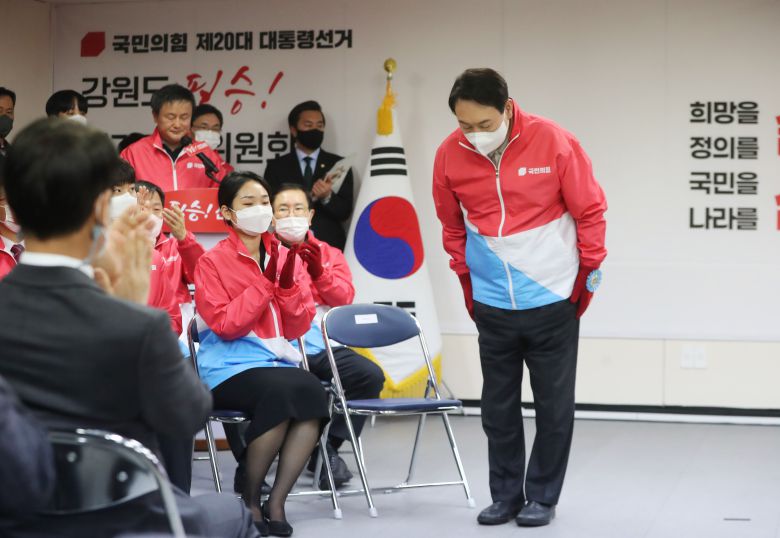 국민의힘 윤석열 대통령 후보가 11일 강원 춘천시 강원도당에서 열린 강원도 선거대책위원회 출범식에 참석해 인사하고 있다. /연합뉴스