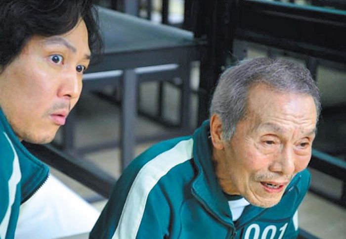 ‘오징어 게임’에 함께 출연한 오영수(오일남·오른쪽)와 주인공 이정재(성기훈). /넷플릭스