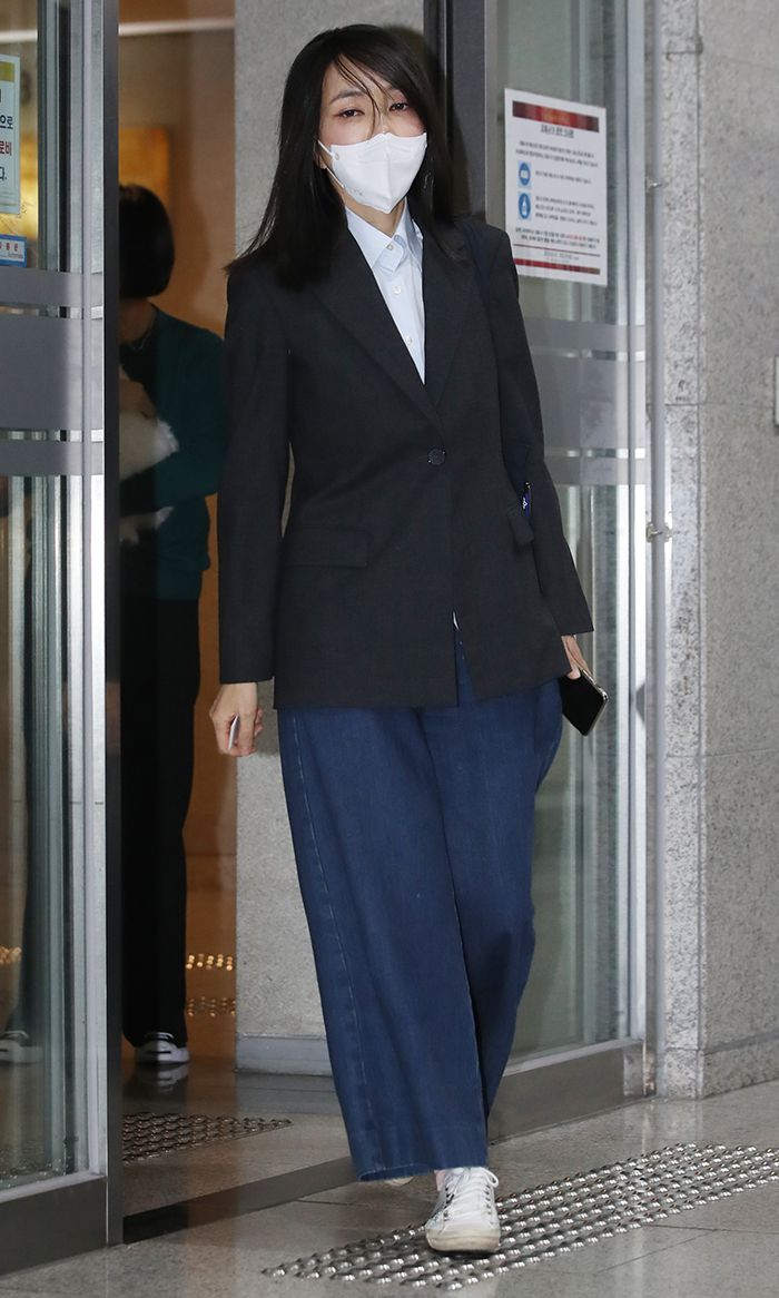 청바지에 운동화 차림 - 국민의힘 윤석열 대통령 후보의 아내 김건희씨가 15일 서울 서초구 한 건물 내 자신의 사무실로 가고 있다. 김씨는 사무실 앞에서 취재진을 만나 과거 허위 이력 논란과 관련, “사실관계 여부를 떠나 국민께서 불편함과 피로감을 느낄 수 있어 사과드린다”고 했다. /연합뉴스