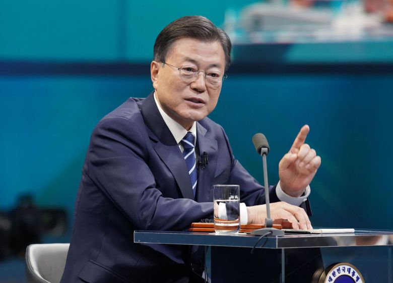 문재인 대통령이 지난달  '2021 국민과의 대화: 일상으로'에서 국민패널들의 질문에 답하고 있다./뉴시스