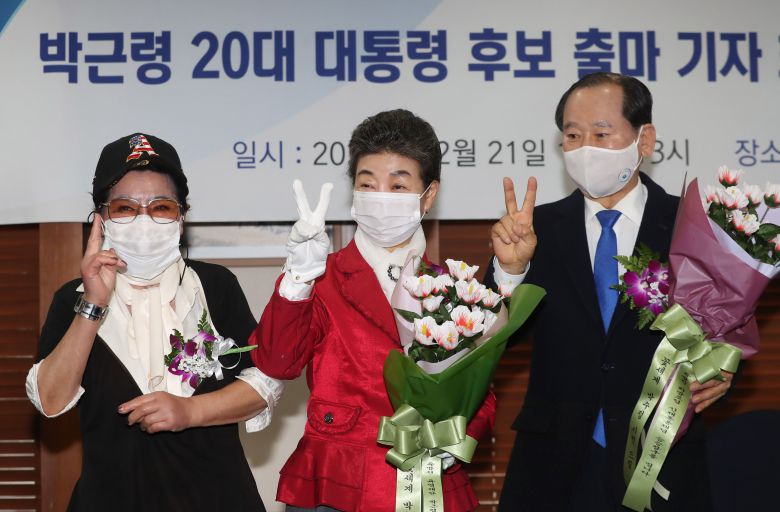 박근령 전 육영재단 이사장이 21일 오전 서울 중구 한국프레스센터에서 열린 20대 대통령 선거 출마 선언 기자회견에서 꽃다발을 받아들고 포즈를 취하고 있다. /연합뉴스