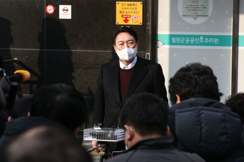 2021년 12월 20일 국민의힘 윤석열 대선 후보가 20일 철원군 갈말읍 공공 산후조리원을 방문한뒤 기자들 질문에 답하고 있다. 윤후보는 이자리에서 이준석 대표와 조수진 최고위원의 충돌에 대한 질문에 '그게 바로 민주주의'라고 말했다. / 국회사진기자단