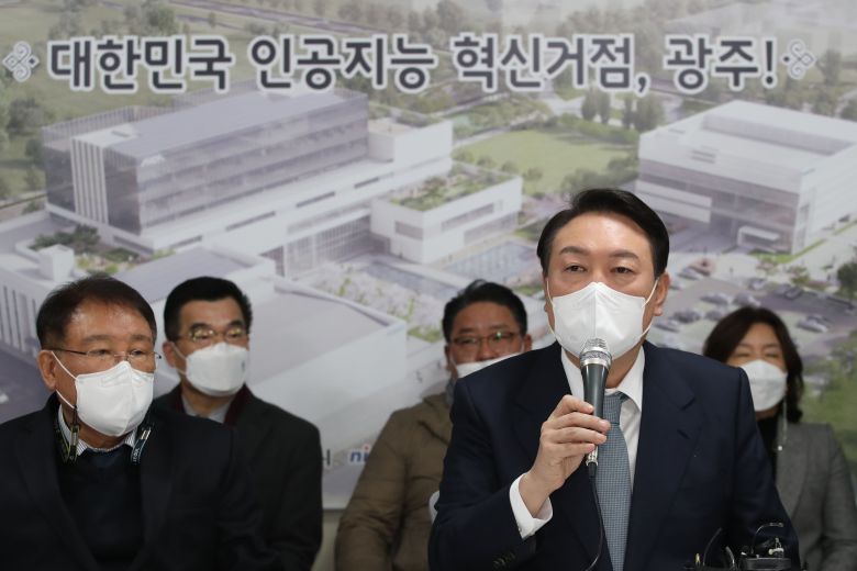 국민의힘 윤석열 후보가 23일 오전 광주 북구 인공지능(AI) 중심 산업융합 집적단지 내 AI 데이터센터 건립 예정지를 방문해 인사말을 하고 있다. /공동취재