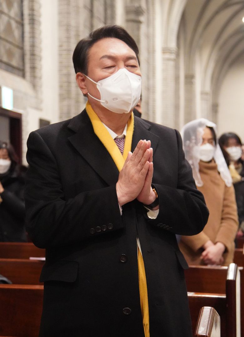 국민의힘 윤석열 대선후보가 25일 서울시 명동성당에서 자정미사를 드리고 있다. 2021.12.25/연합뉴스