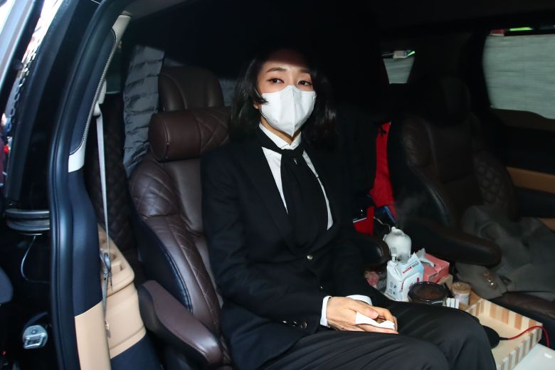 국민의힘 윤석열 대선 후보 부인 김건희 코바나컨텐츠 대표가 26일 오후 서울 여의도 국민의힘 당사에서 자신의 허위 이력 의혹과 관련해 입장문 발표를 마친 뒤 당사를 떠나기 위해 차량에 탑승해 있다. 2021.12.26 /국회사진기자단
