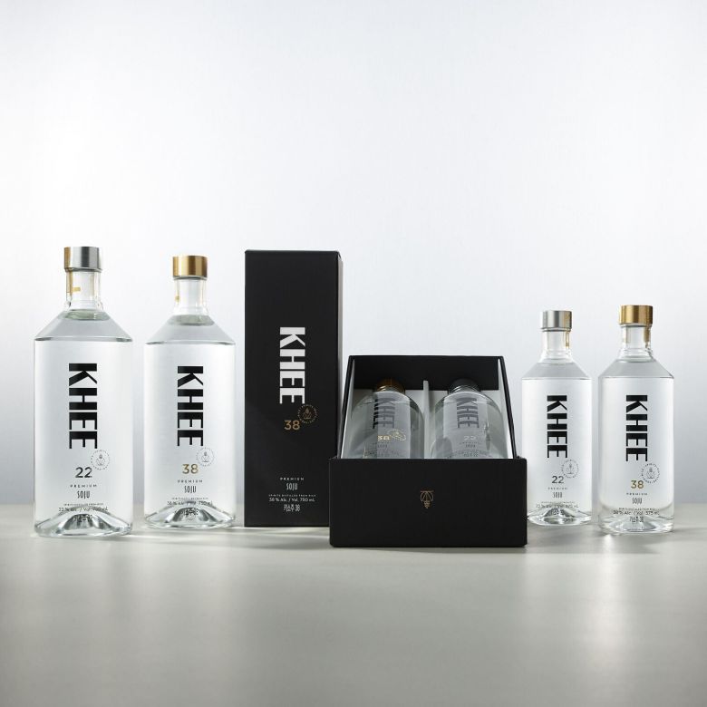 에바 차우가 3년간 미국과 한국을 오가며 증류주 '화요'와의 협업으로 개발 한 키(KHEE)소주. 직접 시음하고 제조 공장을 선별해 만들었다. 병 뚜껑부터 외관 글자 모두 그녀가 직접 디자인했고, 특히 그녀의 이니셜을 딴 KHEE는 미국 팝아티스트이자 레이아웃 미술가인 에드 루샤의 영향을 받아 직관적이면서도 동양적인 간결함을 담았다. 에바는 내년에 미국과 영국 시장 등에도 본격 진출할 계획이다. /KHEE 소주