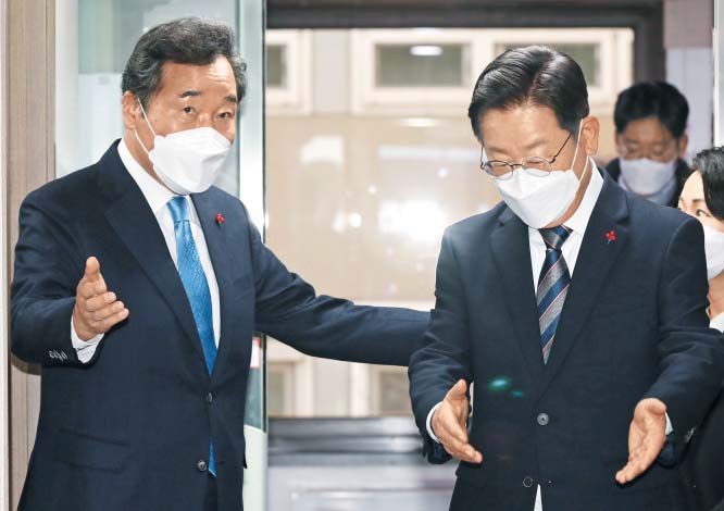 “먼저 가시지요” - 더불어민주당 이재명(오른쪽) 대통령 후보와 이낙연 선대위 공동위원장이 27일 서울 여의도 당사에서 열린 국가비전·국민통합위원회 출범식에 참석했다. 이 후보는 “이 전 대표의 결단에 진심으로 감사드린다”고 했고, 이 전 대표는 “민주당다움을 훼손해서는 안 된다”고 했다. /국회사진기자단