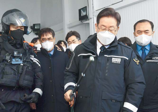 “진압봉은 이렇게”… 서해5도 경비단 방문 - 더불어민주당 이재명 대통령 후보가 30일 인천 중구 북성동에 있는 중부지방해양경찰청 서해5도특별경비단을 찾아 경찰 진압봉을 살펴보고 있다. 서해5도특별경비단은 서해5도(백령·대청·소청·연평·우도) 인근에서 불법 조업을 하는 외국 어선을 단속한다. /국회사진기자단